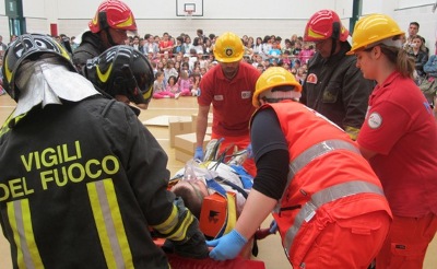 foto della simulazione dell'evacuazione di una scuola