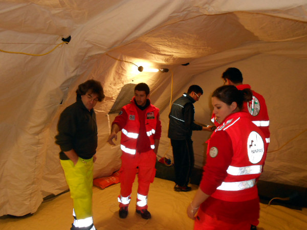 l'interno della tenda in allestimento