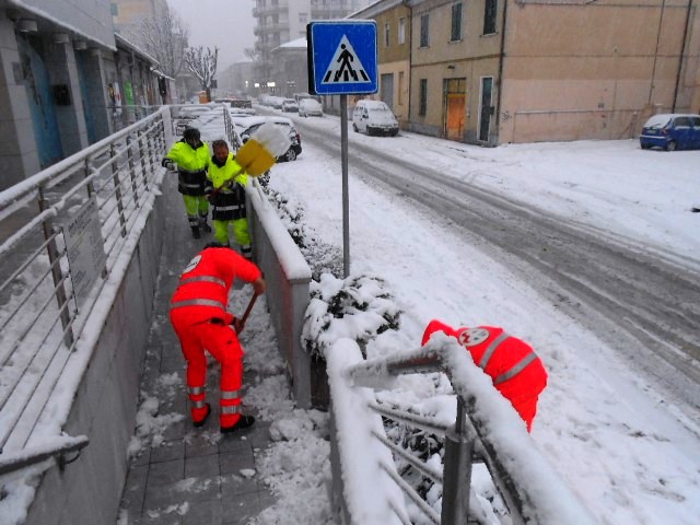 Protezione Civile al lavoro presso la farmacia comunale
