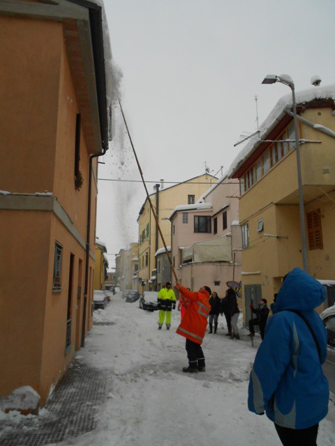 Eliminazione dei ghiaccioli dai tetti