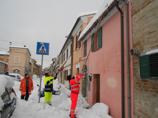 Eliminazione dei ghiaccioli dai tetti