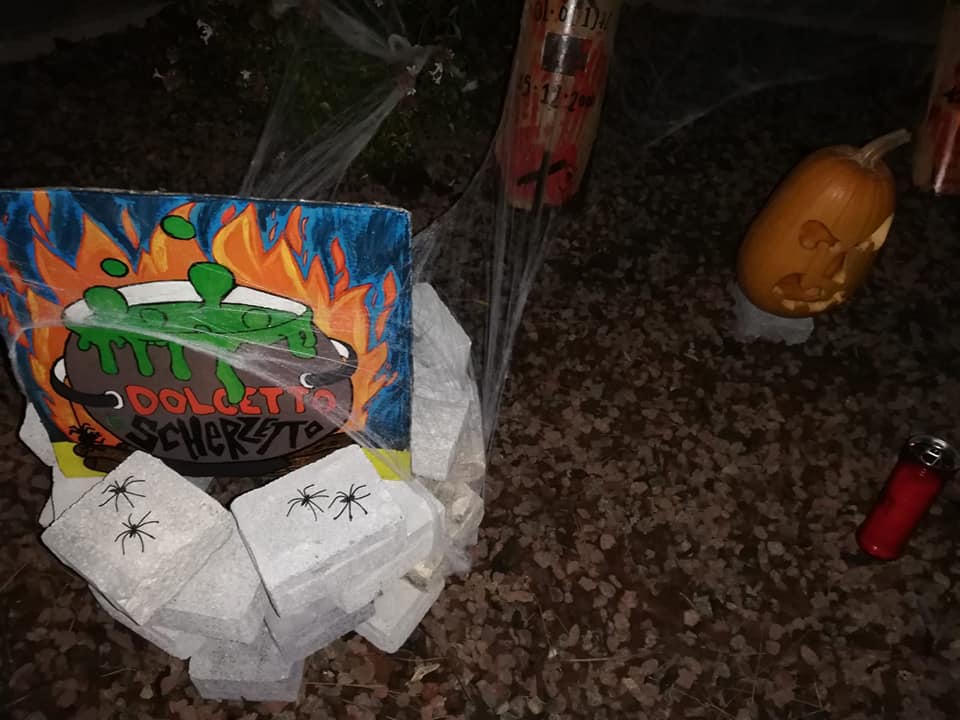 Foto della sede addobbata per halloween