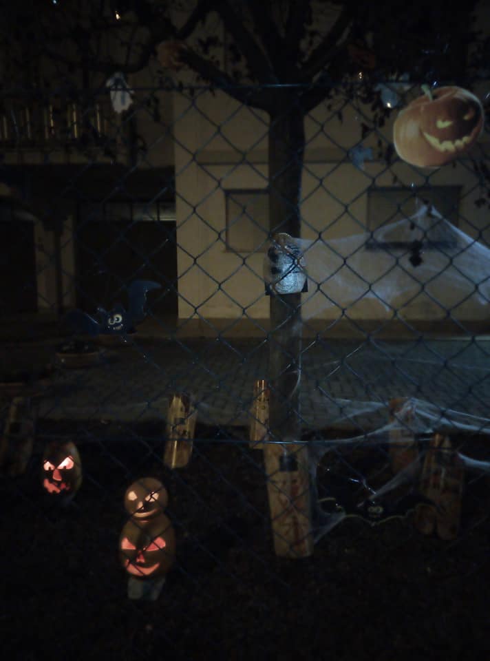 Foto della sede addobbata per halloween