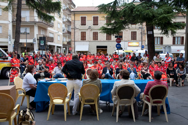 Il pubblico davanti alle autorit&agrave;