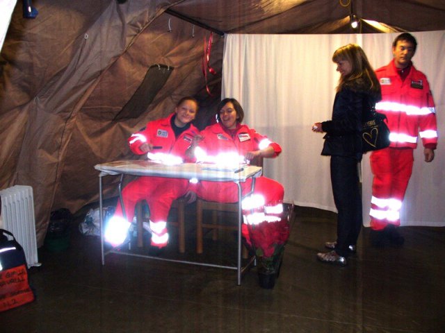 Al lavoro nella tenda