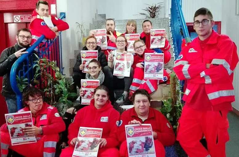 Alcuni volontari con il calendario